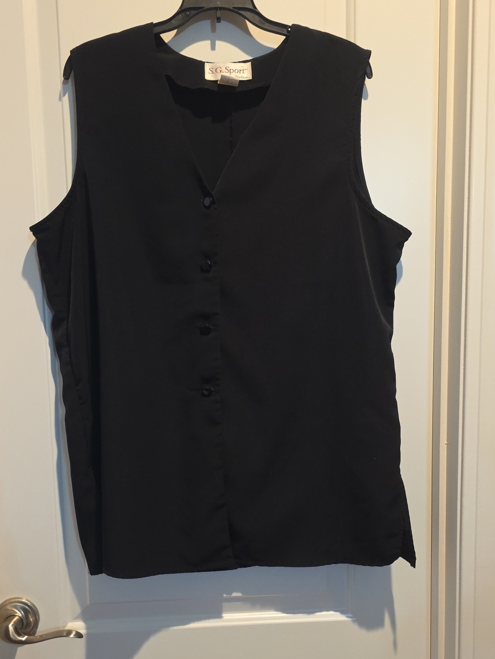 727 Black Sleeveless Button-Front Blouse